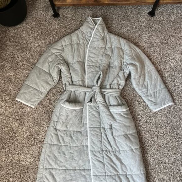 Lands End women's gray quilted heavy robe, white trim, tie waist, size M. - Picture 2 of 3